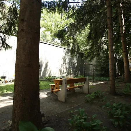 Castle Courtyard Hideaway *