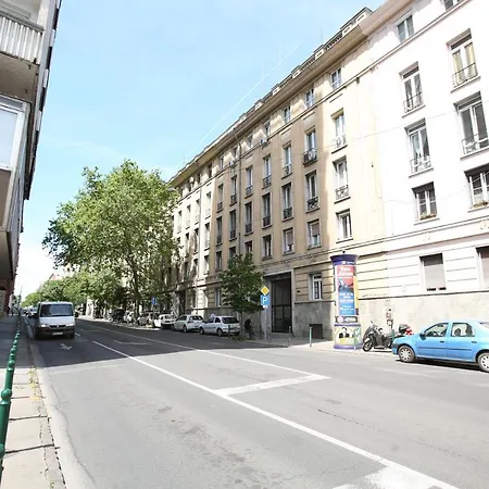 Castle Courtyard Hideaway