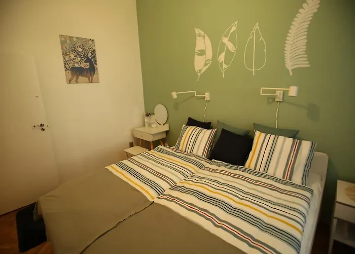 Castle Courtyard Hideaway *