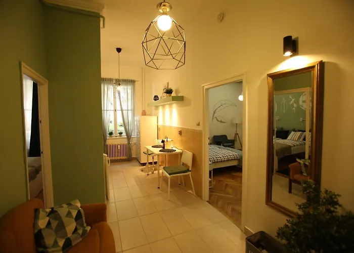 Castle Courtyard Hideaway *