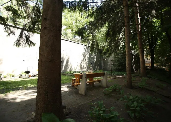 Castle Courtyard Hideaway *