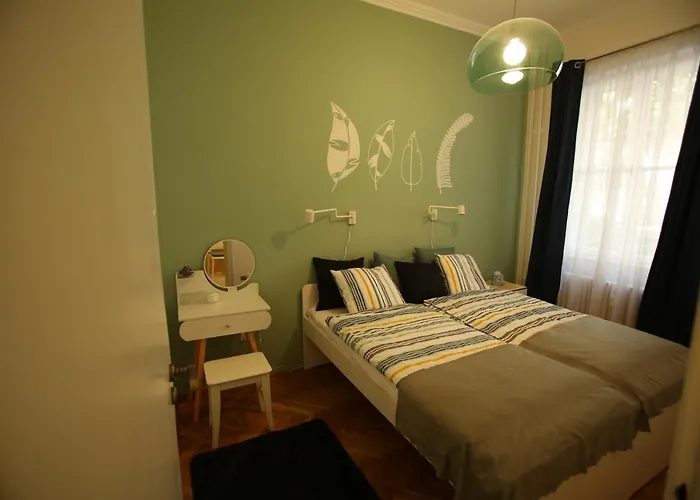 Castle Courtyard Hideaway *