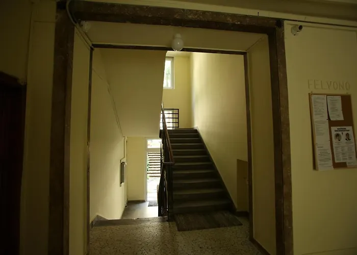 Castle Courtyard Hideaway *