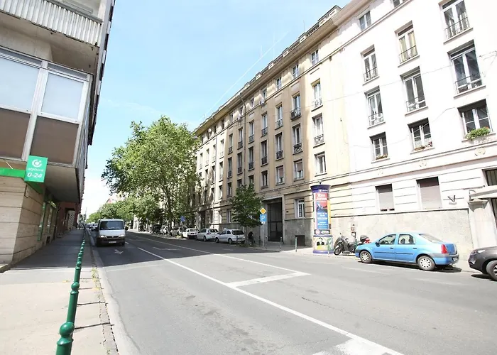 Castle Courtyard Hideaway