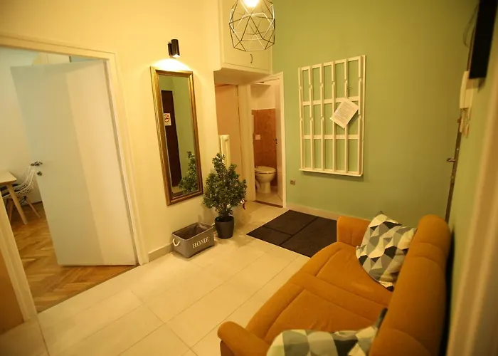 Castle Courtyard Hideaway